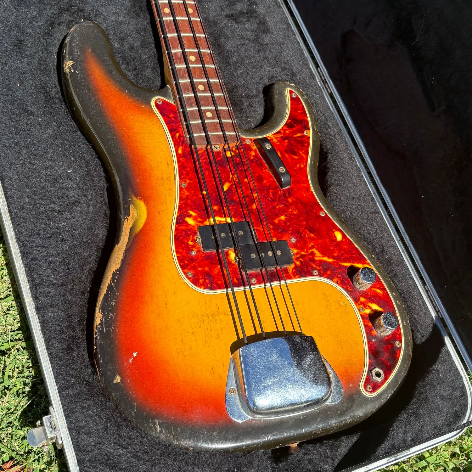 Sunburst L-Series Fender P Bass in case